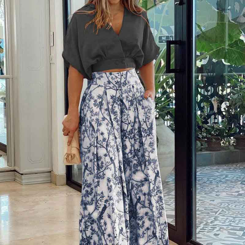 Zweiteiliges Set mit V-Ausschnitt und Hose mit weitem Bein