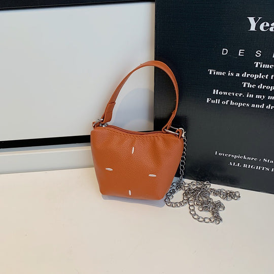 Damen Mini-Handtasche mit glänzender Kette und strukturiertem Obermaterial Nord Taschen