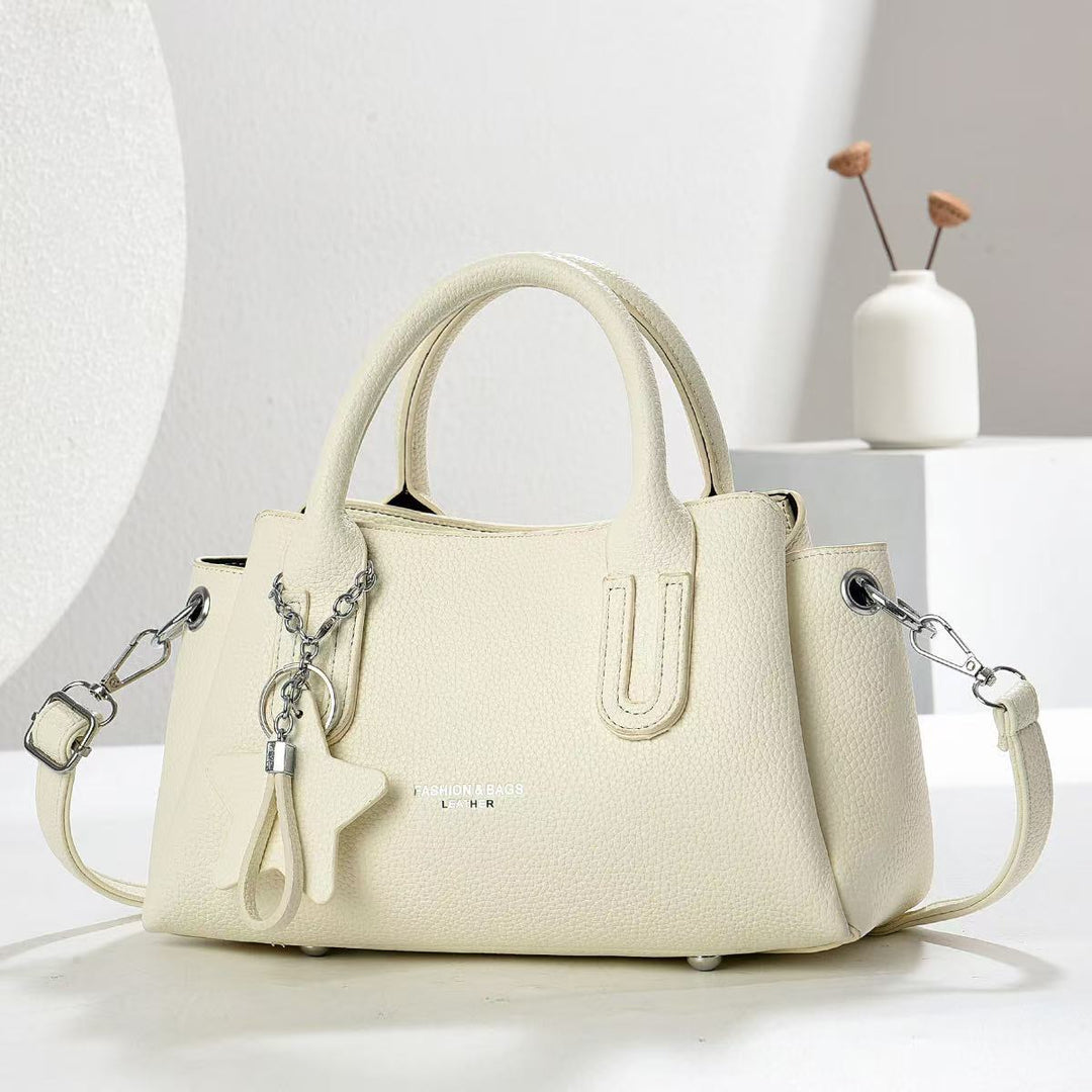 Damen elegante Umhängetasche mit strukturiertem Kunstleder und modischem Anhänger Nord Taschen