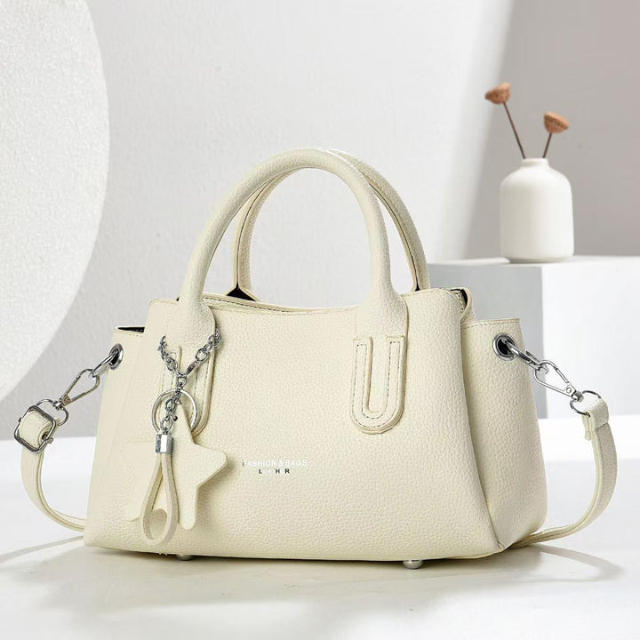 Damen elegante Umhängetasche mit strukturiertem Kunstleder und modischem Anhänger Nord Taschen