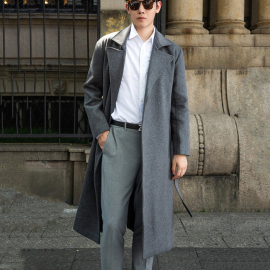 Herren Lang geschnittener Wollmantel im minimalistischen Schnitt mit großzügigem Schalkragen und verdeckter Knopfleiste Nord Taschen