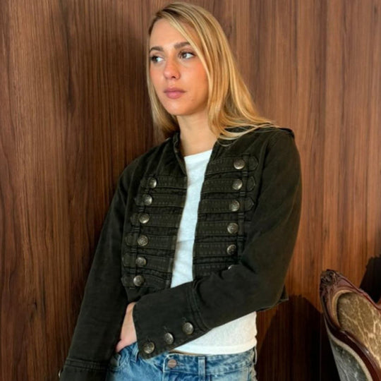 Damen Militärisch inspirierte taillierte Kurzjacke mit Zierfalten und Metallknöpfen Nord Taschen