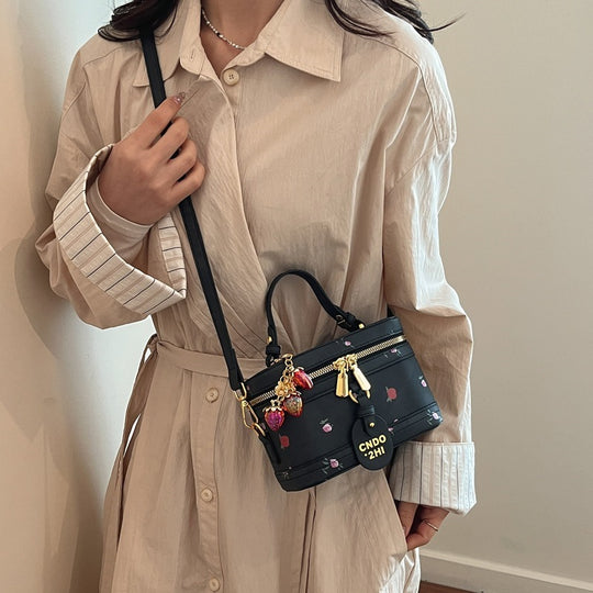 Damen Mini-Rucksack-Handtasche im fröhlichen Kirschdesign mit verstellbarem Schulterriemen Nord Taschen