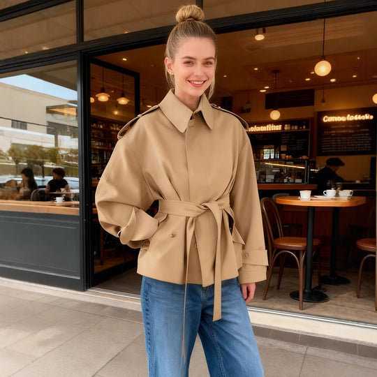 Damen Kurz‑Trenchjacke mit Taillengürtel, Schulterklappen und Pattentaschen Nord Taschen