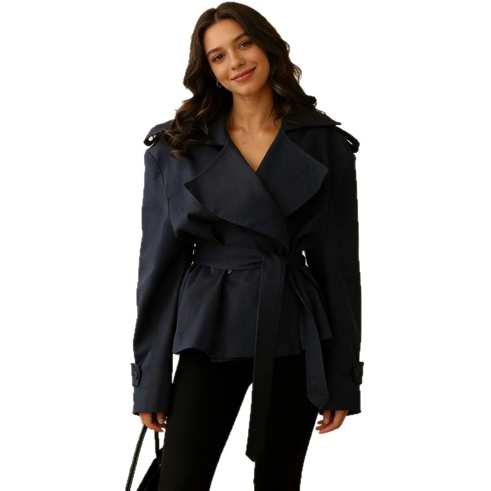 Damen Cropped-Trenchjacke mit doppelter Knopfleiste, Taillengürtel und Schulterriegeln Nord Taschen