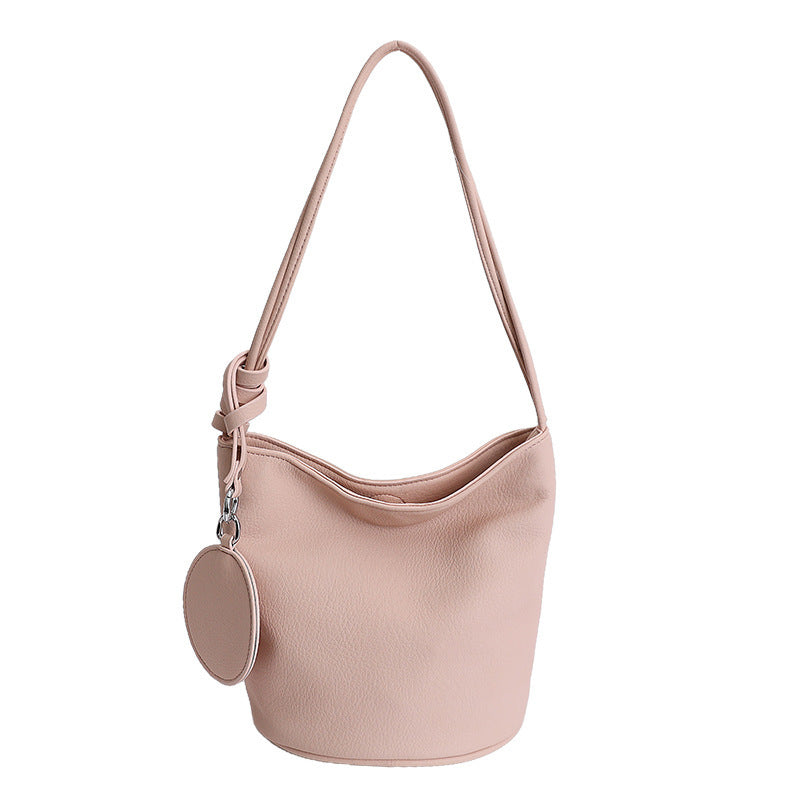 Damen Hobo-Tasche aus strukturiertem Kunstleder mit verspieltem Anhänger Nord Taschen