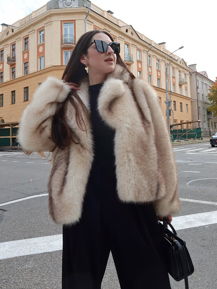 Damen Kurzboxy-Kunstpelzjacke mit voluminösem Schalkragen und Streifenoptik Nord Taschen