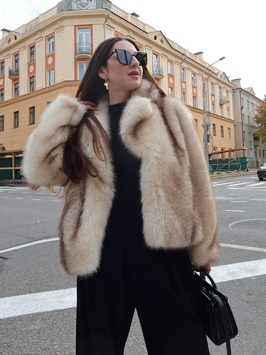 Damen Kurzboxy-Kunstpelzjacke mit voluminösem Schalkragen und Streifenoptik Nord Taschen