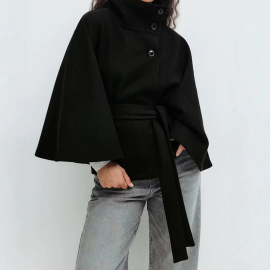 Damen Kurzcape mit Stehkragen, verdeckter Knopfleiste und Taillenbindegürtel Nord Taschen