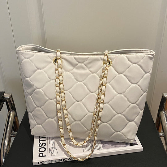 Damen Hobo-Tasche mit stilvollem Steppmuster und goldenen Kettenakzenten Nord Taschen