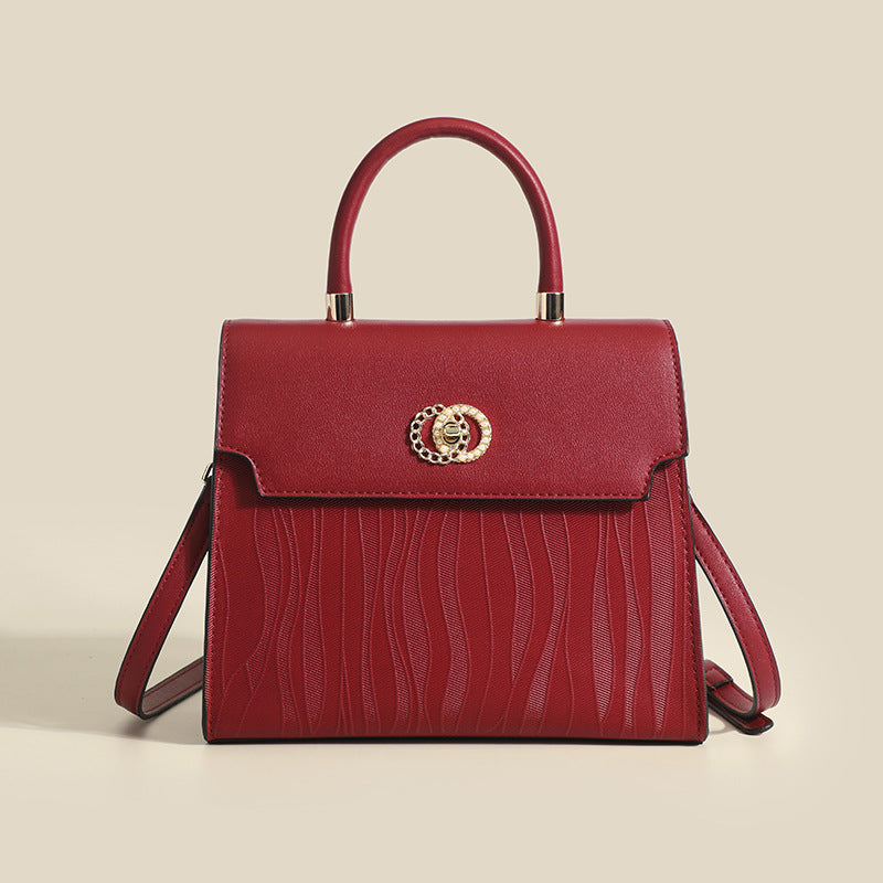 Damen Handtasche mit eleganter Wellenstruktur und goldener Schnallenakzent Nord Taschen