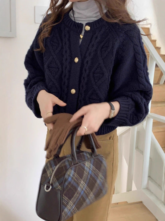 Damen Kurzer Zopfmuster-Cardigan mit goldenen Schmuckknöpfen Nord Taschen
