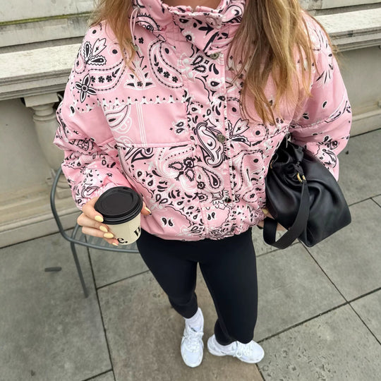 Damen Bedruckte Kapuzen-Übergangsjacke mit Bandana‑Print und Kängurutasche Nord Taschen