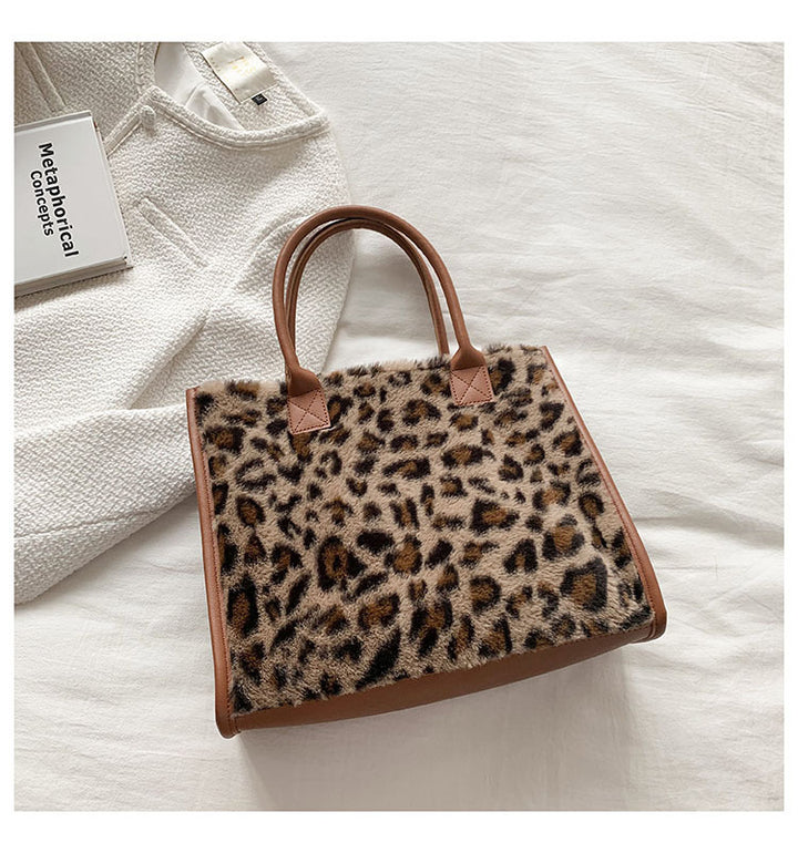 Damen Handtasche mit kuscheligem Kunstfell und eleganten Detailverzierungen Nord Taschen