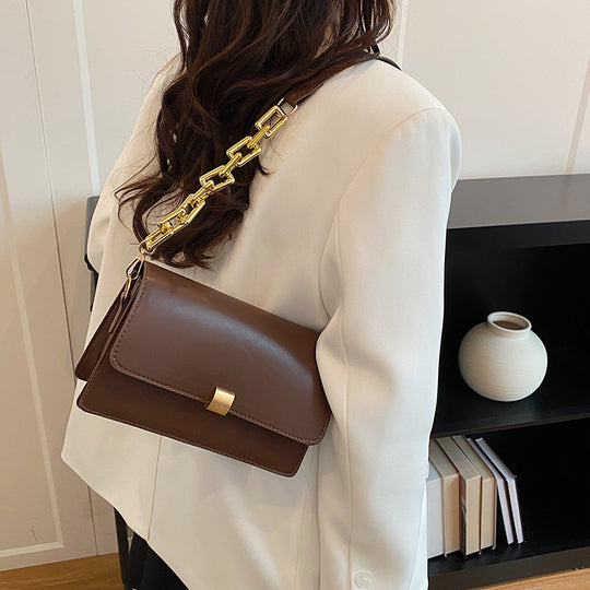 Damen Clutch aus hochwertigem Kunstleder mit dekorativem Kettenriemen Nord Taschen