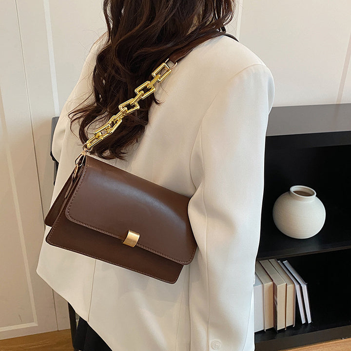 Damen Clutch aus hochwertigem Kunstleder mit dekorativem Kettenriemen Nord Taschen
