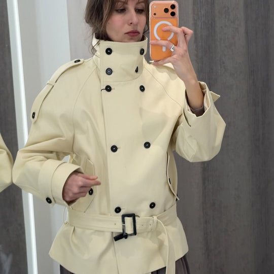 Damen Kurze doppeltknöpfte Trenchjacke mit hohem Stehkragen und Taillengürtel Nord Taschen