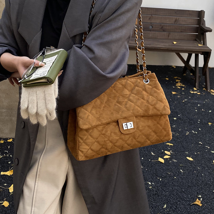 Damen Hobo-Tasche aus strukturiertem Veloursleder mit elegantem Metallverschluss Nord Taschen