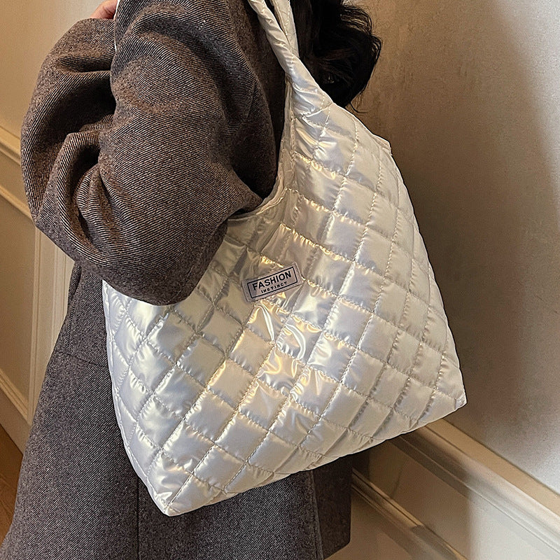 Damen Schultertasche aus glänzendem Kunstleder mit hochwertigem Steppmuster Nord Taschen