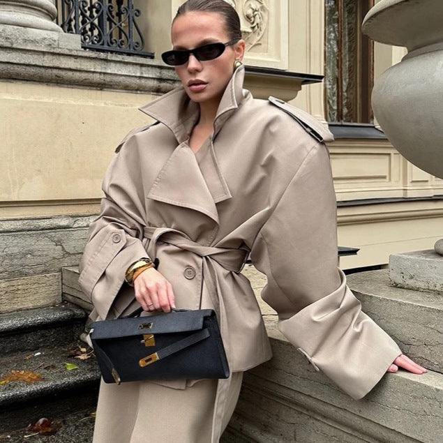 Damen Kurzer Trenchcoat mit Bindegürtel und Cape-Ärmeln Nord Taschen