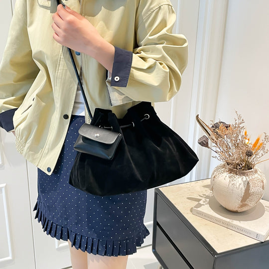 Damen Veloursleder Beuteltasche mit praktischem Mini-Portemonnaie Nord Taschen