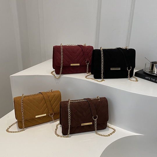 Damen Umhängetasche mit gestepptem Design und elegantem goldenen Kettenriemen Nord Taschen