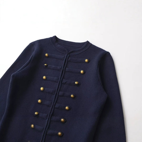 Damen Kragenloser, kurzgeschnittener Offiziersblazer mit goldenen Zierknöpfen Nord Taschen