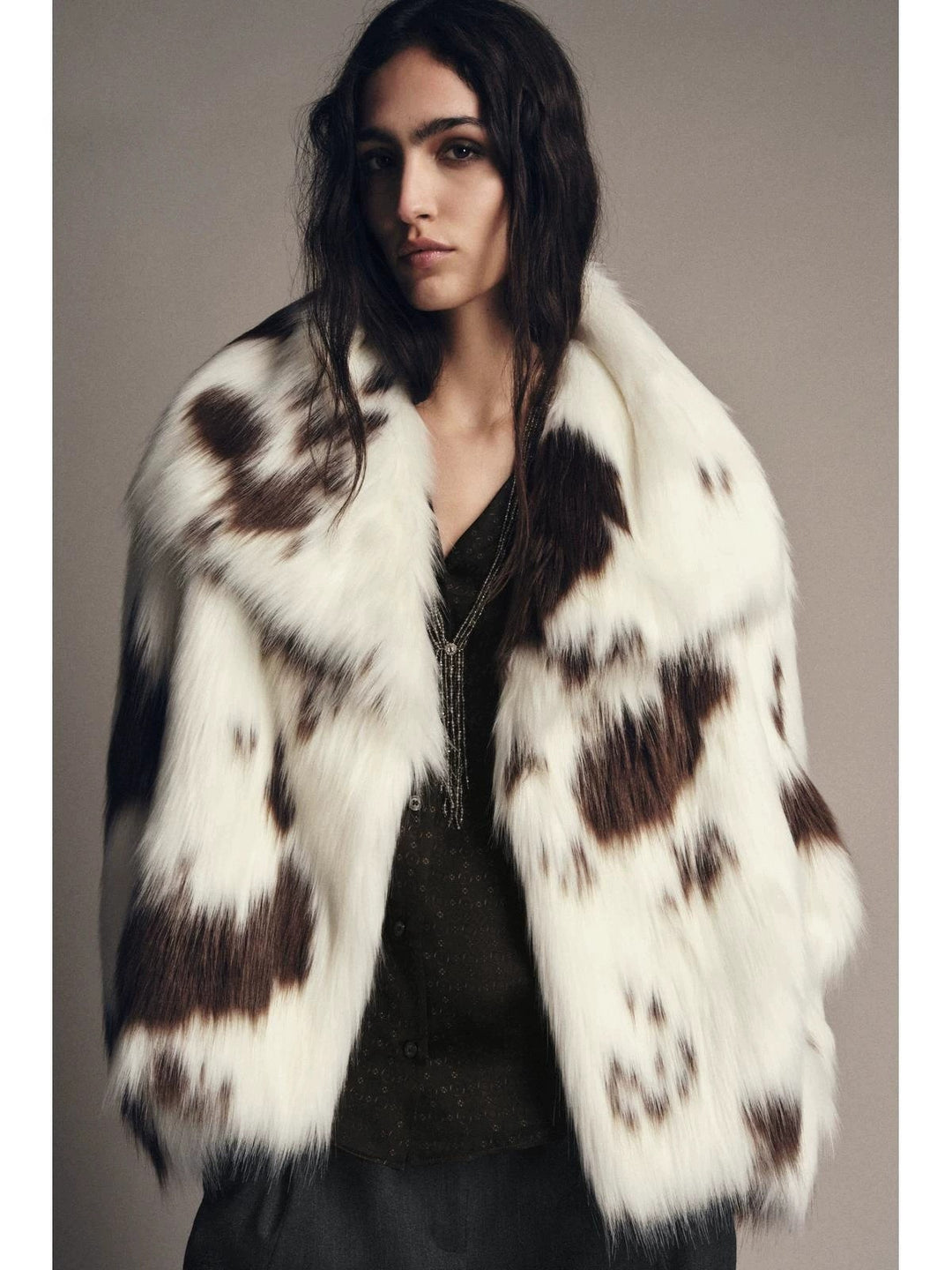 Damen Kurzmantel aus gepunktetem Hochflor-Faux-Fur mit voluminösem Schalkragen Nord Taschen