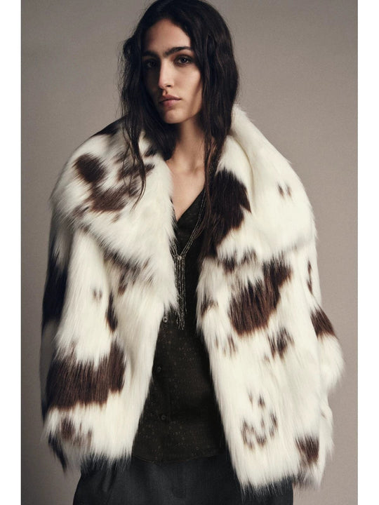 Damen Kurzmantel aus gepunktetem Hochflor-Faux-Fur mit voluminösem Schalkragen Nord Taschen