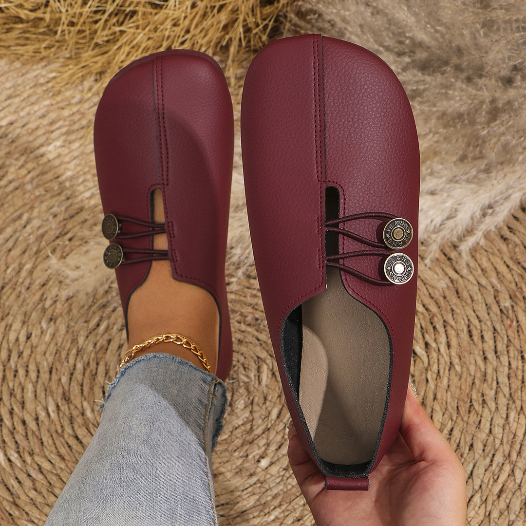 Damen  flache Slipper-Pantoletten aus Wildlederoptik mit elastischer Schnürung und dekorativem Zierknopf Nord Taschen
