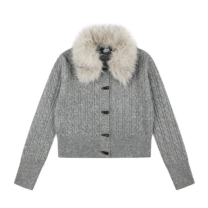 Damen Kurze Zopfmuster-Strickjacke mit abnehmbarem Kunstpelzkragen und Knebelknopfverschluss Nord Taschen