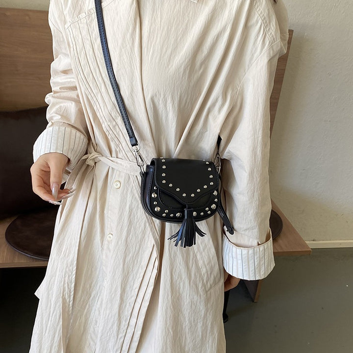 Damen Umhängetasche mit Nieten und Fransen Nord Taschen