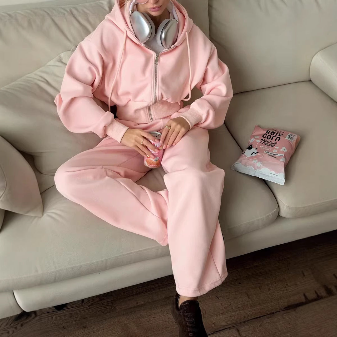 Damen gekürztes Reißverschluss-Hoodie mit Kapuze und hochgeschnittene Relax-Jogginghose mit elastischem Bund Nord Taschen