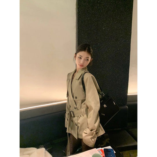 Damen Kurzer taillierter Trenchcoat-Blazer mit Doppelreihe und Taillengürtel Nord Taschen