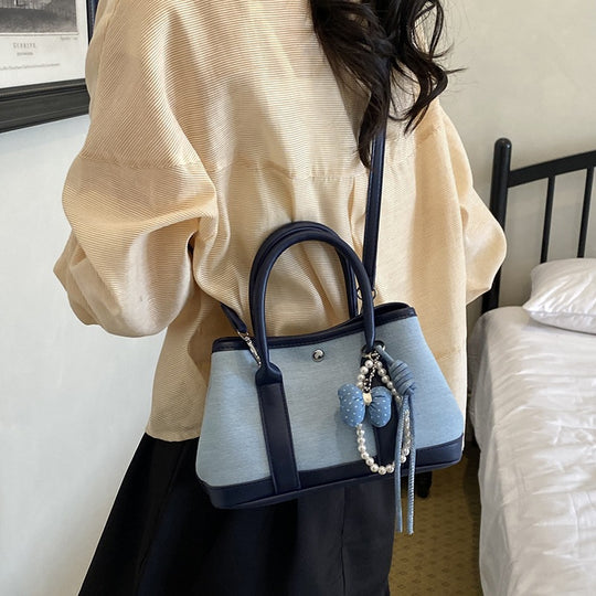 Damen Handtasche im modernen Denim-Look mit charmantem Anhänger Nord Taschen