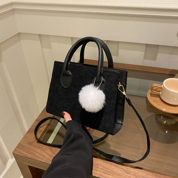 Damen praktische Handtasche mit abnehmbarem Pompon Nord Taschen