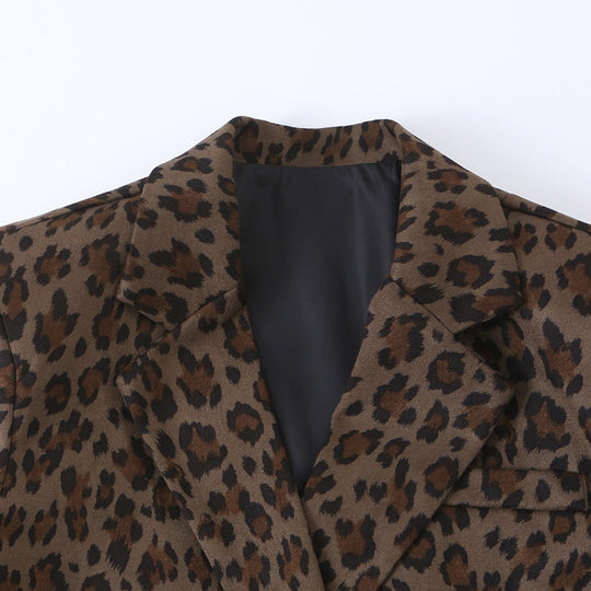 Damen Taillierter Blazer im Leoprint mit Revers und Pattentaschen Nord Taschen