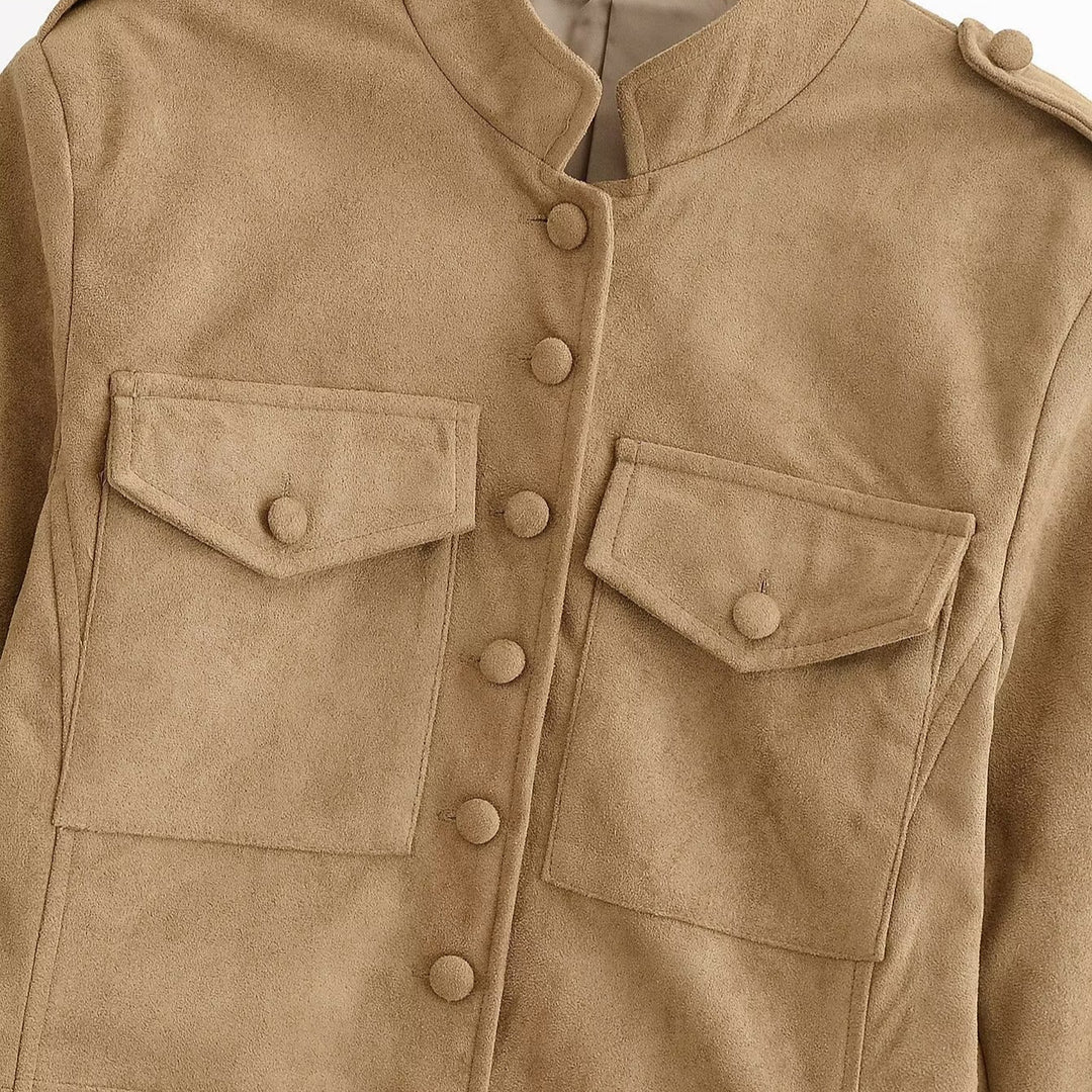 Damen Taillierte Military-inspirierte Jacke aus Veloursimitat mit Stehkragen und aufgesetzten Brusttaschen Nord Taschen