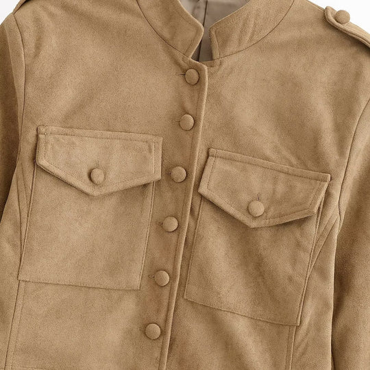 Damen Taillierte Military-inspirierte Jacke aus Veloursimitat mit Stehkragen und aufgesetzten Brusttaschen Nord Taschen