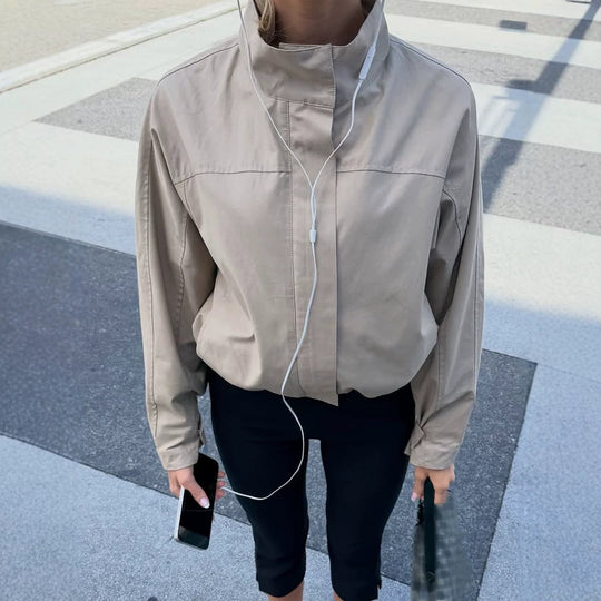 Damen Leichte Cropped-Utility-Jacke mit Stehkragen, verdeckter Knopfleiste und elastischem Saum Nord Taschen