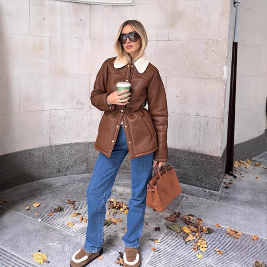 Damen Taillierte Lederimitatjacke mit Kordelzug, Teddykragen und Druckknopfleiste Nord Taschen