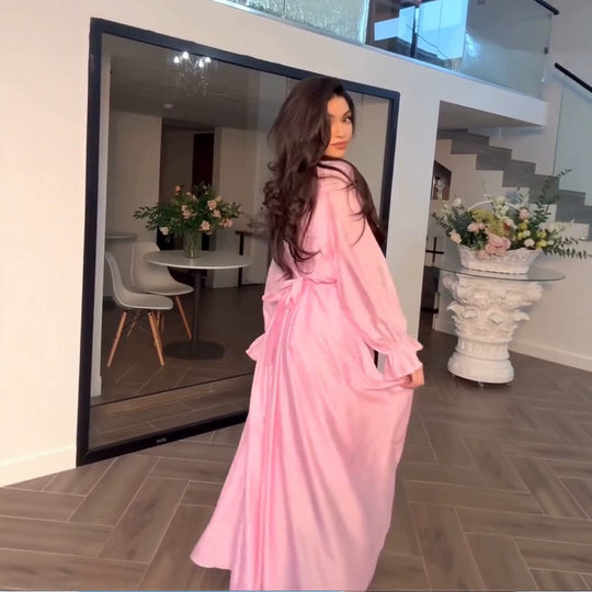 Damen Maxikleid aus Satin mit taillierter Raffung, Stehkragen und vorderem Schlitz Nord Taschen