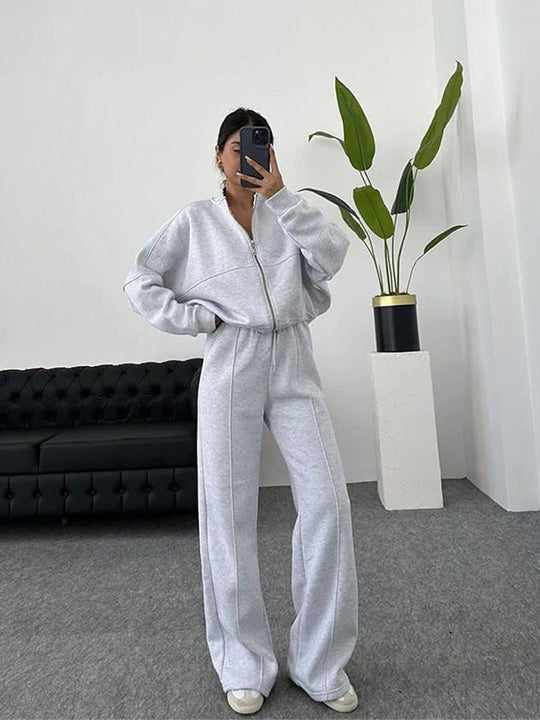 Damen sportive Oversize-Fleecejacke mit diagonaler Reißverschluss-Optik und weit geschnittener High-Waist-Jogginghose Nord Taschen