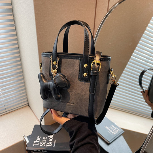 Damen Mini-Tasche aus hochwertigem Material mit abnehmbarem Witz-Anhänger | Nord Taschen