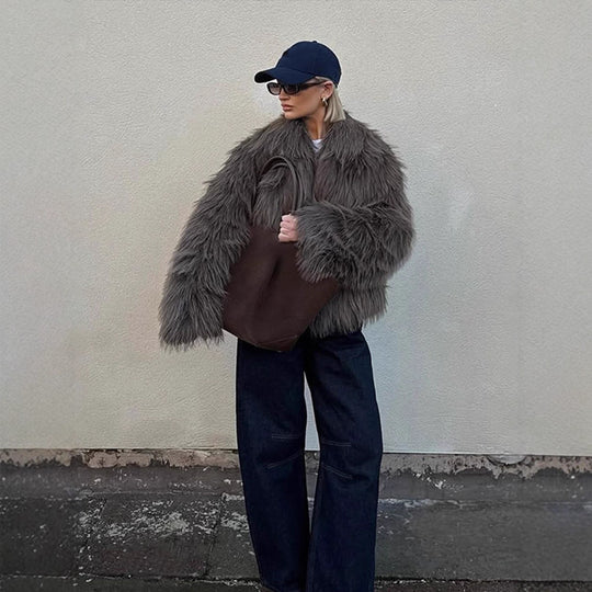 Damen Oversize Kurzjacke aus Kunstfell im Shaggy-Look mit voluminösem Schalkragen Nord Taschen