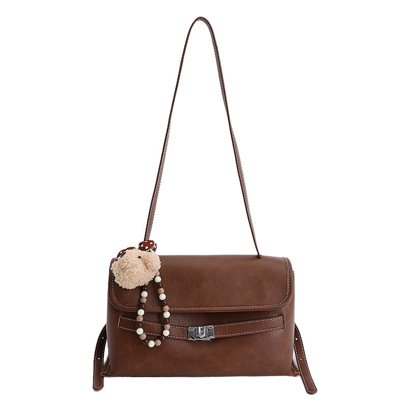 Damen elegante Schultertasche aus hochwertigem Kunstleder mit charmantem Anhänger Nord Taschen