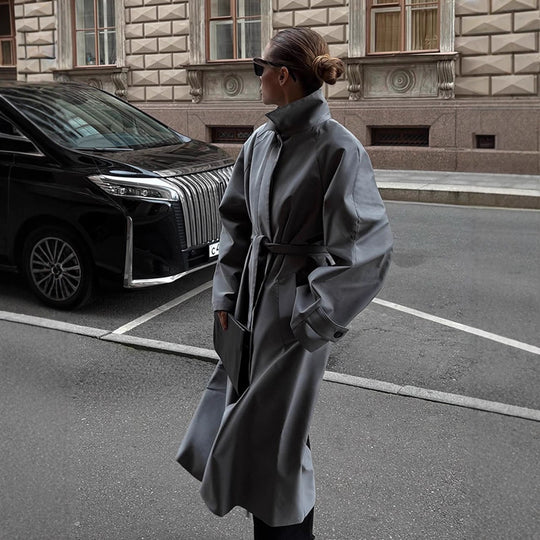 Damen Oversize-Trenchcoat mit hohem Stehkragen, Bindegürtel und verdeckter Knopfleiste Nord Taschen