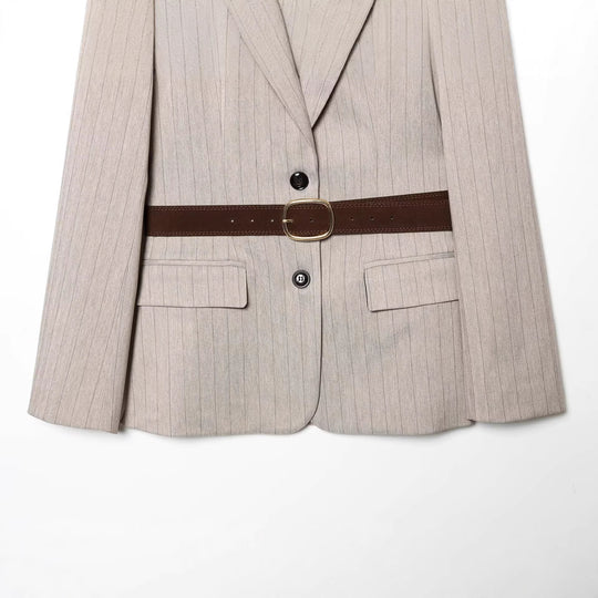 Damen Taillierter Nadelstreifen-Blazer mit Kontrastgürtel und Reverskragen Nord Taschen