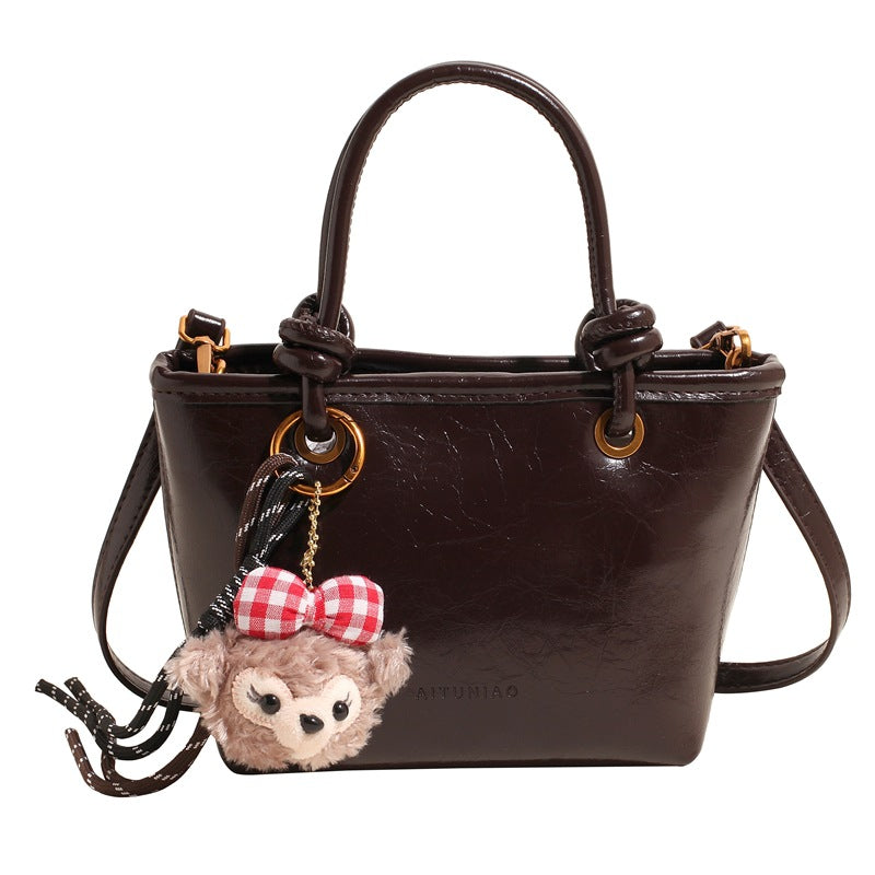 Damen Handtasche mit verspieltem Tieranhänger und modernem Design Nord Taschen