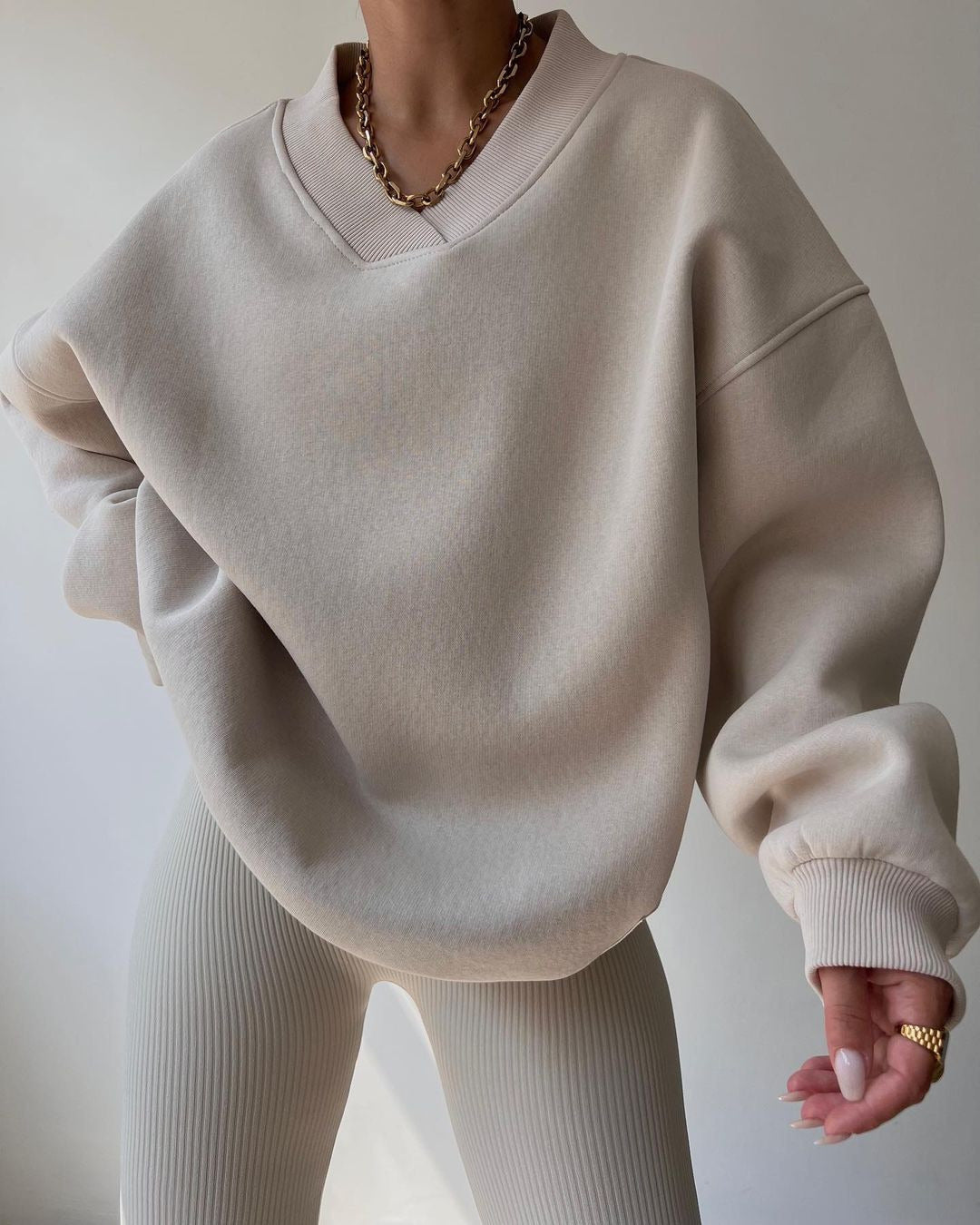 Damen Oversized Sweatshirt mit V-Ausschnitt und geripptem Kragen Nord Taschen
